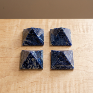 4 Pièces de Pyramides Carrées en Fluorite Bleue Polie, Pierres Précieuses en Cristal Sculptées et Gravées, Décoration d'Intérieur, Gujarat - Product Image 3