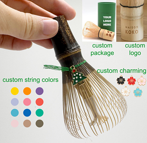 Fouet à matcha japonais artisanal en bambou violet Shin Chasen avec un charmant accessoire pour la cérémonie du matcha - Product Image 1