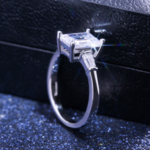 Anello da Donna per Fidanzamento e Matrimonio, Taglio Quadrato con Zircone, Elegante e Scintillante, in Lega Regolabile, Stile Moderno - Product Image 3