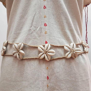 Cinturón de macramé trenzado con conchas en forma de flor. Felicidad hecha a mano. - Product Image 1