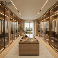 Système de dressing moderne de luxe sur mesure avec portes vitrées et commode îlot pour chambre principale de villa