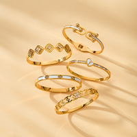 Bracelet élégant et minimaliste pour femme en acier inoxydable plaqué or 18 carats, avec perle et zircone en forme de cœur géométrique, idéal pour les soirées