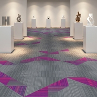 Dalles de moquette carrées en polypropylène à boucles amorties 50x50 lavables pour bureaux, hôtels et couloirs