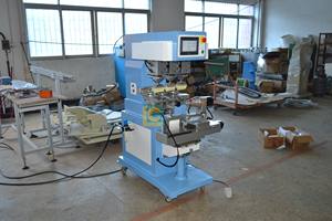 Máquina de impresión de almohadilla de taza de tinta sellada con accesorio giratorio servo de tres colores para contenedor de taza de botella tipo de placa de huecograbado nueva condición - Product Image 5