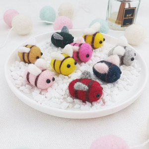 Décor de Noël jaune laine feutre abeille boule Mini mignon bourdon 30 pièces jaune laine feutre abeille pour la maison scène fêtes d'anniversaire - Product Image 4