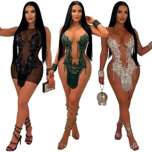 Abito da festa traforato nero con scollo irregolare e dettagli a rombi, stile socialite - Product Image 3