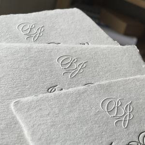 Carte d'invitation RSVP élégante et personnalisée, faite à la main, avec gaufrage 3D, bord festonné, papier et carton de qualité supérieure, impression haut de gamme - Product Image 1