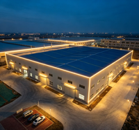 Almacén de Estructura de Acero con Paneles Sándwich Aislados Personalizados, Taller Industrial Metálico Prefabricado Moderno, Edificio con Gran Superficie de Vidrio