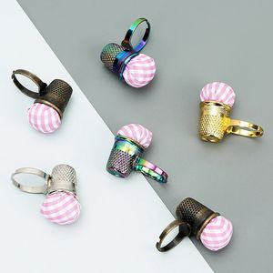 Accessoires de couture et de broderie style rétro, cousus main, pour point de croix : Aiguille à broder, Poussoir d'aiguille, Aiguille à doigt pour broderie - Product Image 1