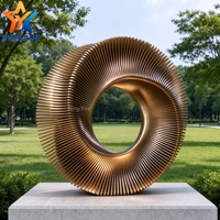 Sculpture d'art moderne en acier inoxydable, grand anneau torsadé abstrait personnalisé, statue en métal pour la décoration de hall d'hôtel, villa, jardin, place publique