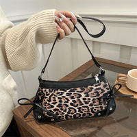 Sac à main pour femme en PVC de niche française, collection Printemps 2024, fermeture éclair, style polyvalent et tendance