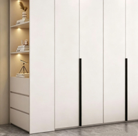 Armoire sur mesure minimaliste moderne du sol au plafond, blanche, intégrée pour chambre à coucher, avec éclairage LED, étagères ouvertes, tiroirs et poignées longues noires