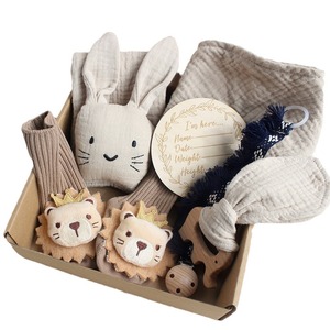 Set Regalo Neonato 6 Pezzi: Confezione Regalo con Coniglietto, Leone, Calzini, Massaggiagengive, Fascia per Capelli e <span class=keywords><strong>Prodotti</strong></span> in Legno per Tappe di Crescita - Product Image 5