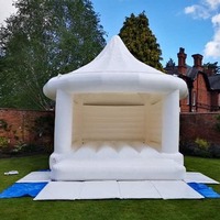 Château gonflable blanc avec piscine à balles intégrée, idéal pour les mariages et les événements