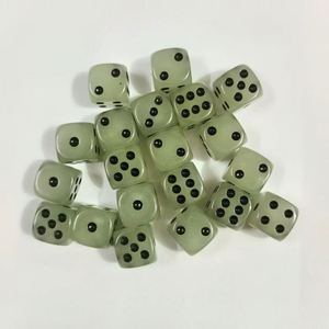 Dés en plastique acrylique D6 lumineux à coins arrondis de 16 mm pour entretenissement en KTV, bars et entrepôts - Product Image 1