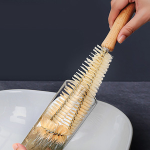 Brosse à tête courbée avec manche en bois pour le nettoyage des biberons, des thermos et des bouilloires, avec poignée extensible pour accrocher - Product Image 2