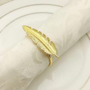 Boucle de serviette en plumes dorées en laiton, écologique, style américain, restaurant occidental, anneau de serviette - Product Image 1