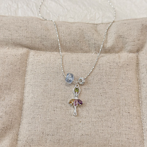 Collana con Stella a Cinque Punte e Bambina Danzante, Design di Nicchia, Versatile, Unica, di Alta Gamma, Alla Moda, Placcata Oro, con Catenina per Clavicola - Product Image 6