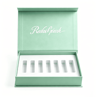 Boîtes d'emballage pour échantillons de parfum, emballage cadeau rigide magnétique personnalisé en papier avec logo en relief et insert en EVA pour cosmétiques de luxe