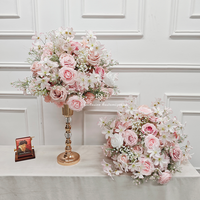 Centres de table floraux élégants roses et blancs sur un support doré, idéaux pour les mariages et événements romantiques.
