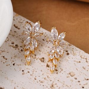 Boucles d'oreilles de luxe en forme de feuille pour mariage en laiton avec zirconium - Product Image 2