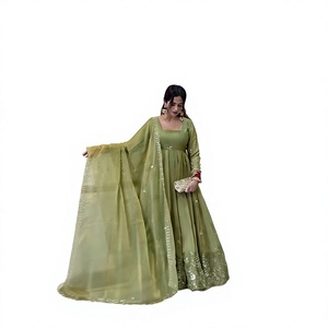 Robe Anarkali en rayonne verte avec détails brodés, coupe ample, longueur au sol, tenue traditionnelle indienne pour mariage, robe ethnique pour femme - Product Image 1