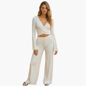 Ensemble de vêtements de détente personnalisés pour femmes, pantalon évasé et haut moulant en modal de bambou, deux pièces, fabriqué au Vietnam - Product Image 1