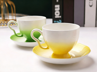 Ensemble de tasses à café en porcelaine fine de style britannique avec soucoupes, idéal pour le café, le thé de l'après-midi, l'espresso, et parfait pour la maison, en coffret cadeau promotionnel.