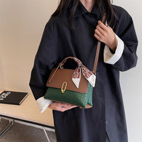 Sac à bandoulière portable pour femme, style preppy, de créateur, à poignée unique, résistant à l'eau, avec chaîne et rivets décoratifs