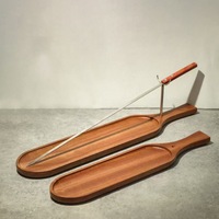 Plateau créatif pour barbecue américain, brochettes de viande espagnoles, salami, plateau en bois massif, spécialité hôtelière et de restaurant, support à brochettes