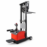 Chariot élévateur électrique autoporté avec structure de plateforme et sans stabilisateurs avant, adapté à divers types de palettes