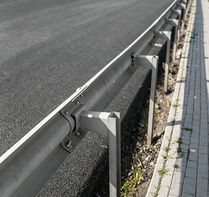 Barrière de sécurité routière en acier galvanisé robuste de type W pour le projet de construction routière au Qatar - Product Image 6