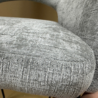 Chaise de bar élégante en tissu gris, hauteur comptoir, avec dossier ouvert, fauteuil rembourré, structure en métal noir pour café, hôtel, salon