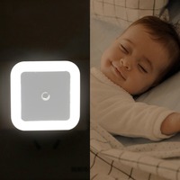 Lampe de nuit LED avec capteur Lampe de nuit LED avec capteur automatique crépusculaire à l'aube Lumière de nuit pour cadeau de bébé Couleur romantique