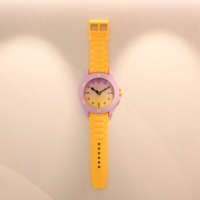 Reloj de pared de plástico de 10 pulgadas de diseño único, con forma de reloj analógico Art Deco, patrón abstracto para niños, decoración navideña escolar