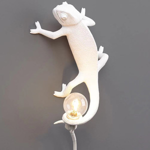 Lampe de bureau chameleon au design nordique moderne, lampe de table créative en résine pour salon et chambre à coucher - Product Image 2