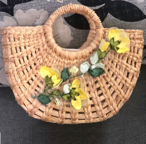 Vantage Sac fourre-tout à bandoulière en jacinthe d'eau tissée ronde naturelle et paille pour femme avec doublure en lin, fermeture à deux poignées - Product Image 1