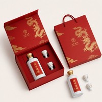 Coffret Cadeau Personnalisé Baijiu Chinois – Boîte Rigide Rouge avec Dragon Doré et Nuages en Feuille d'Or, Bouteille d'Alcool et Petites Tasses Incluses