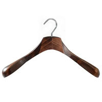 2020 nouveaux cintres de costume personnalisés en bois de haute qualité sans glissement, cintres de costume avec logo