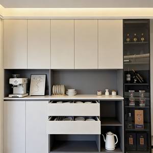 Aparador de Comedor Moderno en Color Crema y Negro - Iluminación LED y Estante Abierto, Barra de Café + Almacenamiento para Espacios de Cocina y Comedor de Lujo - Product Image 5