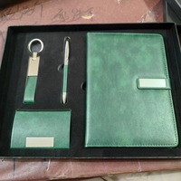 Coffret Cadeau de Noël Prêt à l'emploi avec Logo Personnalisé, Écologique, Marque Yilan, comprenant un Carnet A5 et un Stylo – Idéal pour les Occasions Spéciales