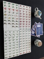 Set Ubin Mahjong Desain Modern 3-Lapisan Gaya Cina 160 Buah, Akrilik Hijau Terukir, Mewah, Ramah Lingkungan, Portabel, untuk Kasino