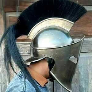 Casque en métal CH Roman Troy Trojan avec plume noire et gravure imprimée, armure antique pour décoration de mariage, cadeau Calvin - Product Image 1