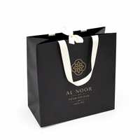 Sac cadeau en carton rigide noir mat personnalisé avec poignée en ruban, imprimé offset pour boutiques de vêtements