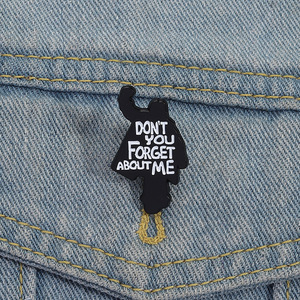 Tema de advertencia, no <span class=keywords><strong>me</strong></span> olvides, Pin de solapa esmaltado con letras, texto de advertencia, frases en inglés, figura negra, silueta, insignias de Metal - Product Image 3
