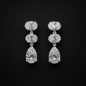Pendientes de Diamantes de Lujo de 4 Quilates con Tres Piedras para Mujer, Estilo Trilogía Clásica, Joyería Ideal para Regalo de Boda - Product Image 1