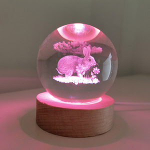 Esfera Decorativa de Cristal com Gravação a Laser 3D de Coelho com Base de Madeira e Luz LED para Decoração de Casa, Ornamento de Mesa, Presente de Aniversário - Product Image 5