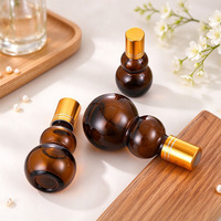 Flacon roll-on en verre ambré opaque en forme de gourde pour huile essentielle, flacon roll-on à bille en acier pour huile de massage beauté