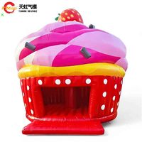 Château gonflable géant commercial en forme de cupcake à la fraise