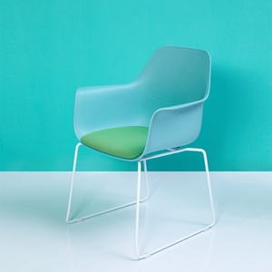 Chaise de jardin en plastique colorée orange, bleue, blanche, verte pour restaurant - Product Image 5